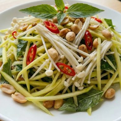 Gỏi xoài nấm kim châm
