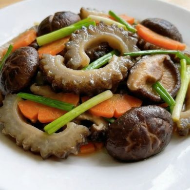 Hải sâm xào nấm đông cô